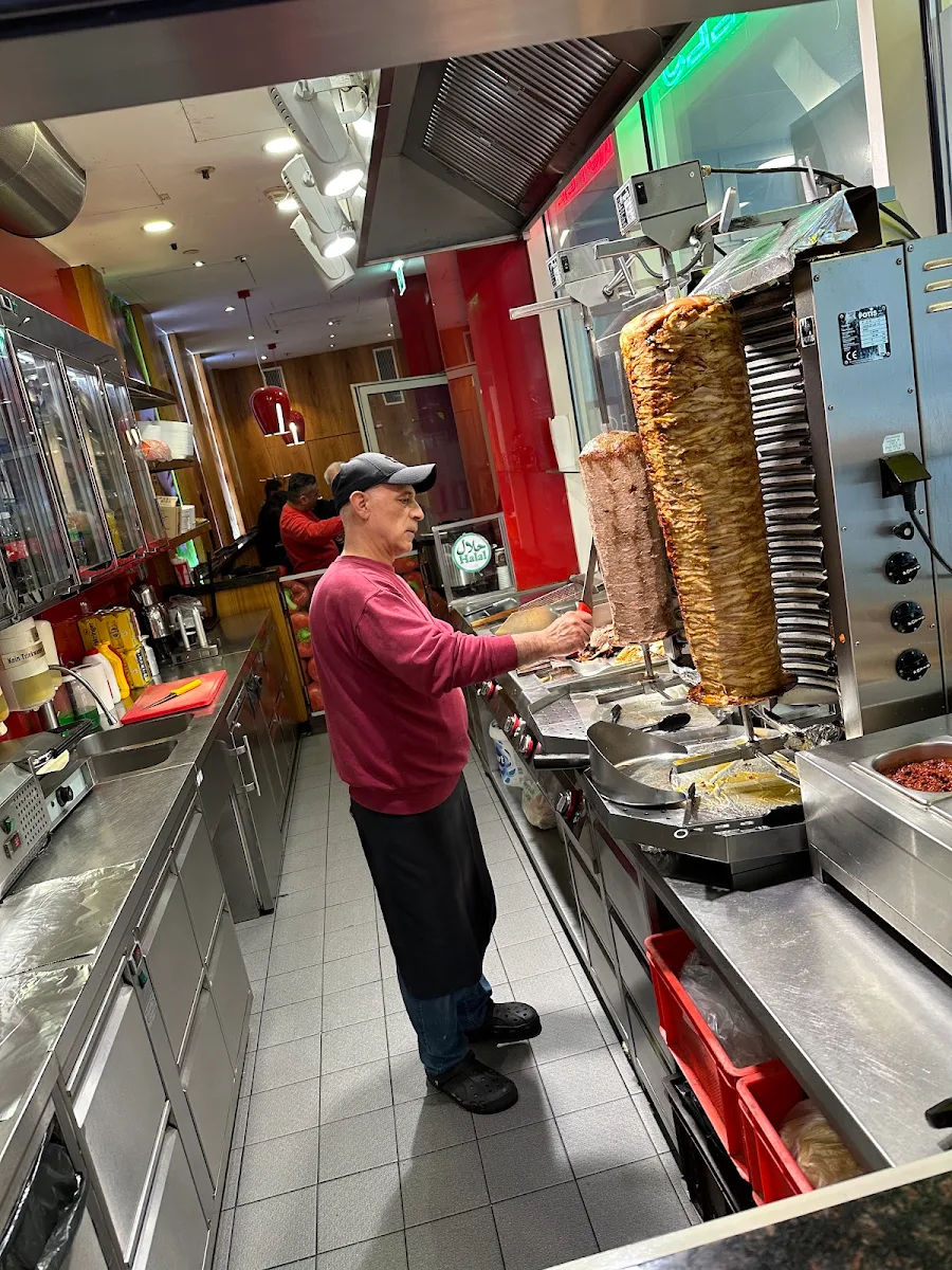 Imbiss Kebap Noodles Würstel Titelbild