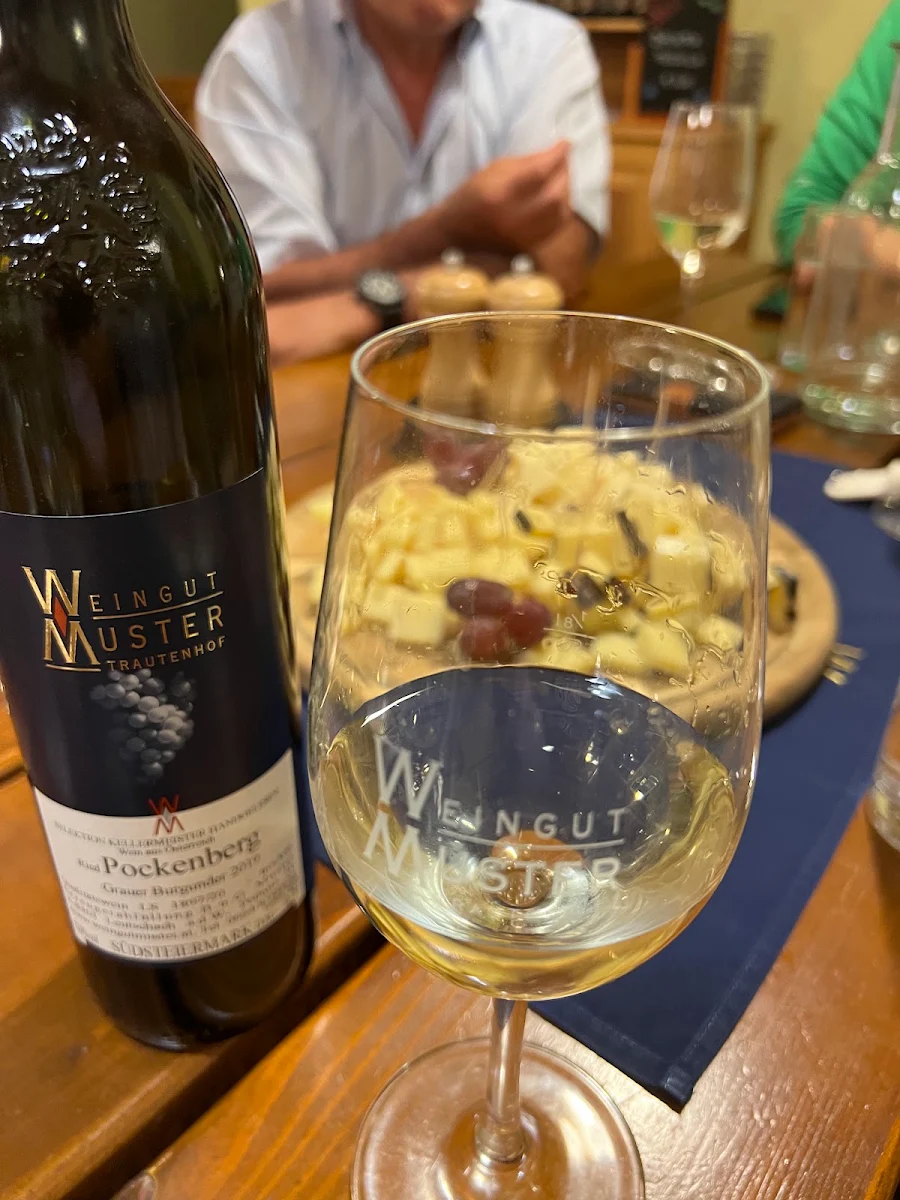 Muster Bernhard Weingut und Buschenschank + Gästezimmer Titelbild