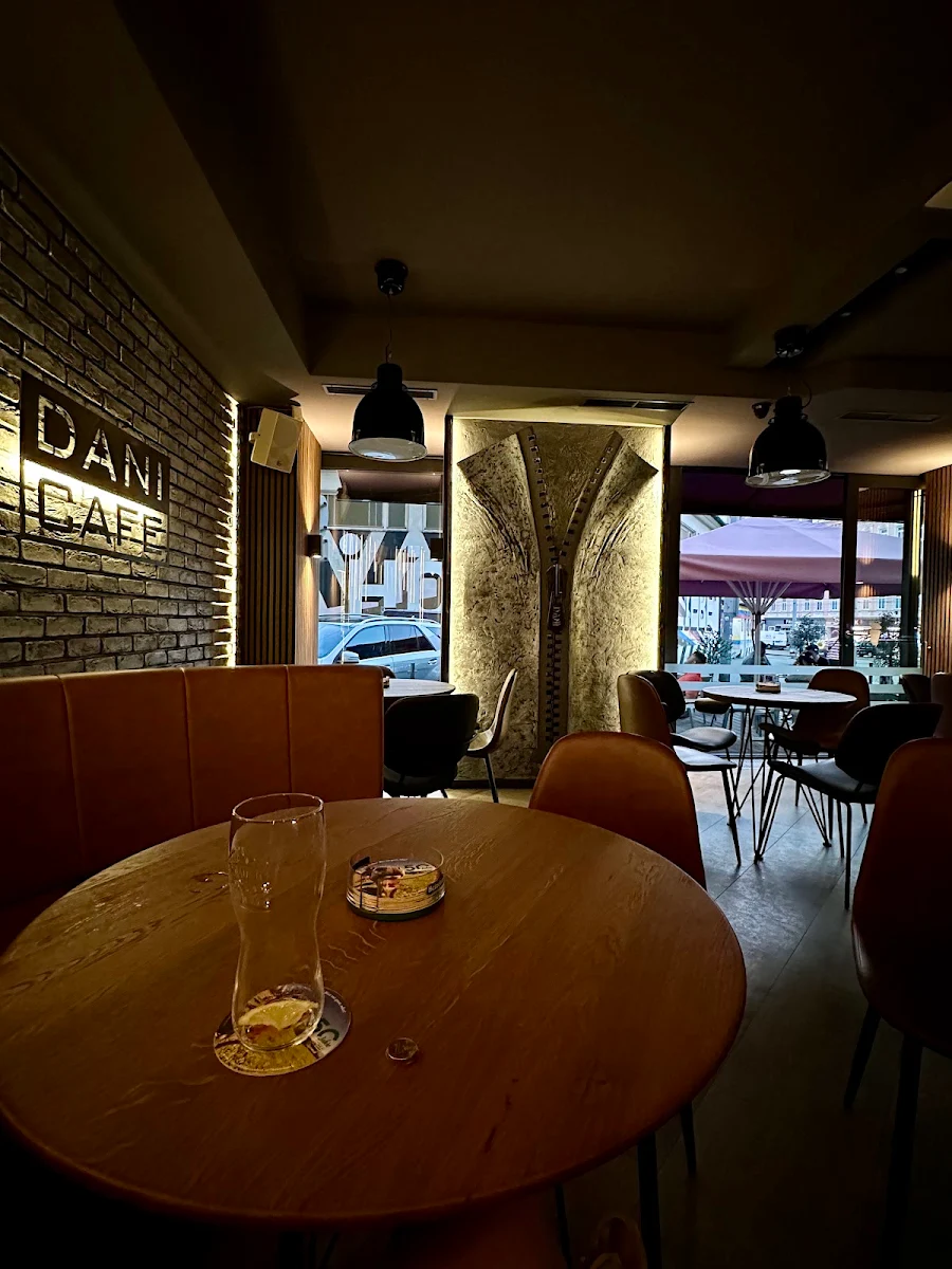 Cafe Dani Titelbild
