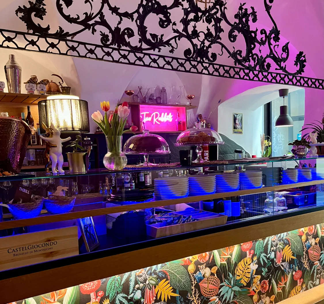 Two Rabbits Café Aperitivo Bar Titelbild