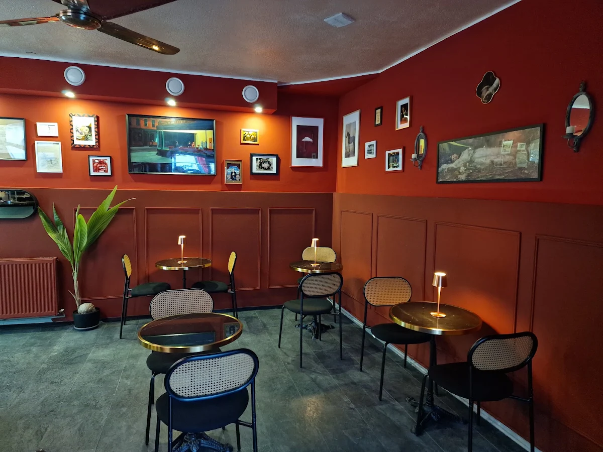 Café Crimson Titelbild