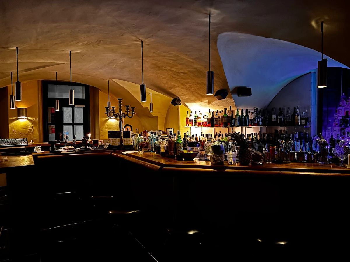 Atmosphäre, TARO American Bar