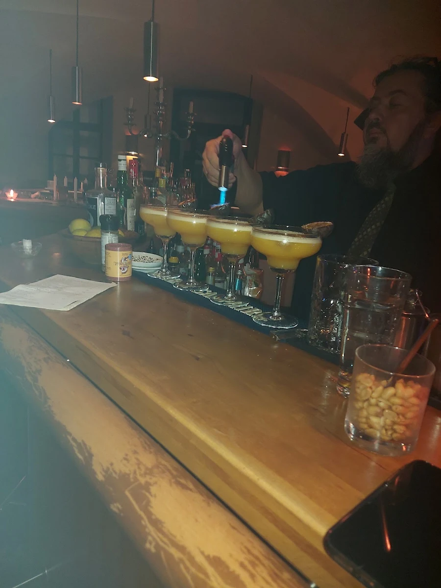 Atmosphäre, TARO American Bar
