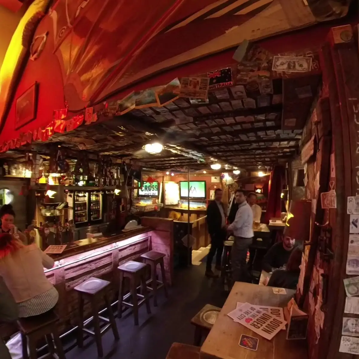 Atmosphäre, Crossfield's Australian Pub