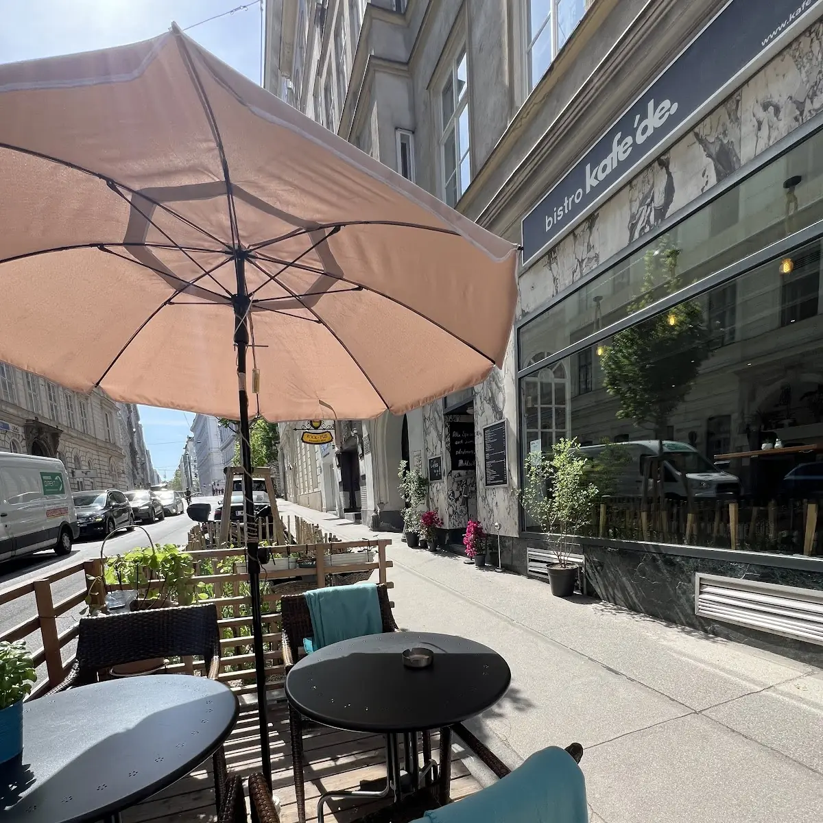 Kafe'de Bistro Restaurant & Café Titelbild