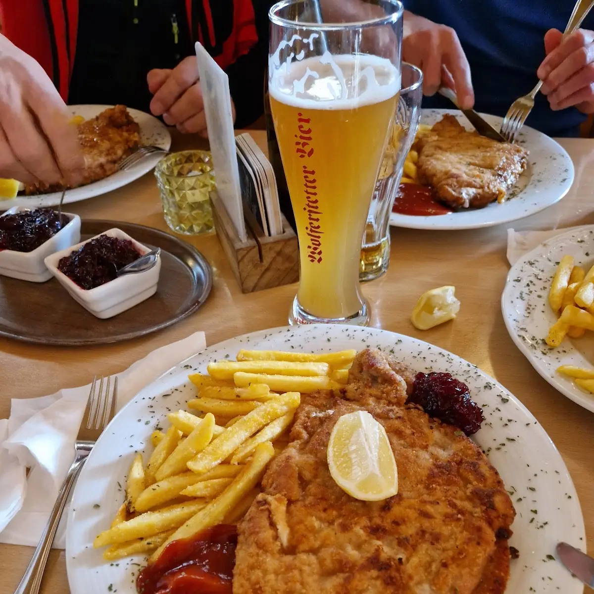 Essen und Trinken, Gasthaus zum Basislager "Harmonie"