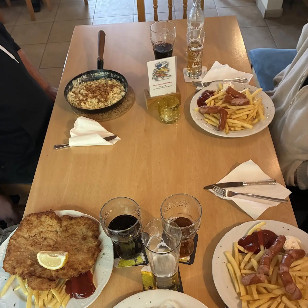 Essen und Trinken, Gasthaus zum Basislager "Harmonie"