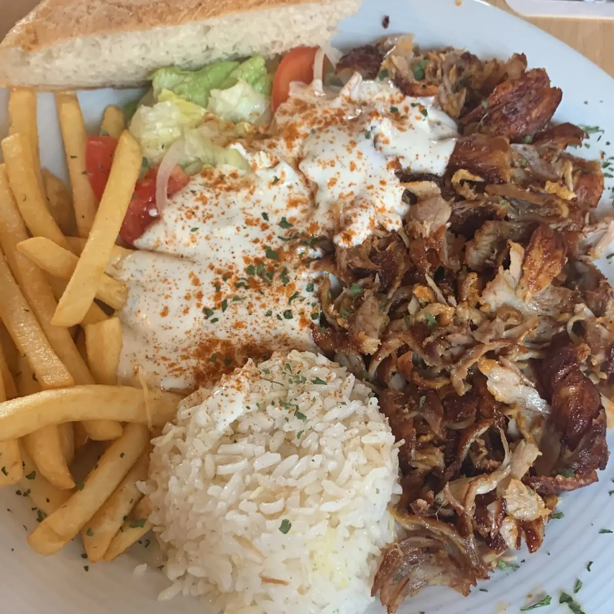Essen und Trinken, Gasthaus zum Basislager "Harmonie"