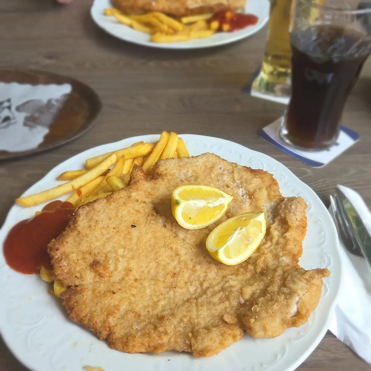 Essen und Trinken, Gasthaus zum Basislager "Harmonie"