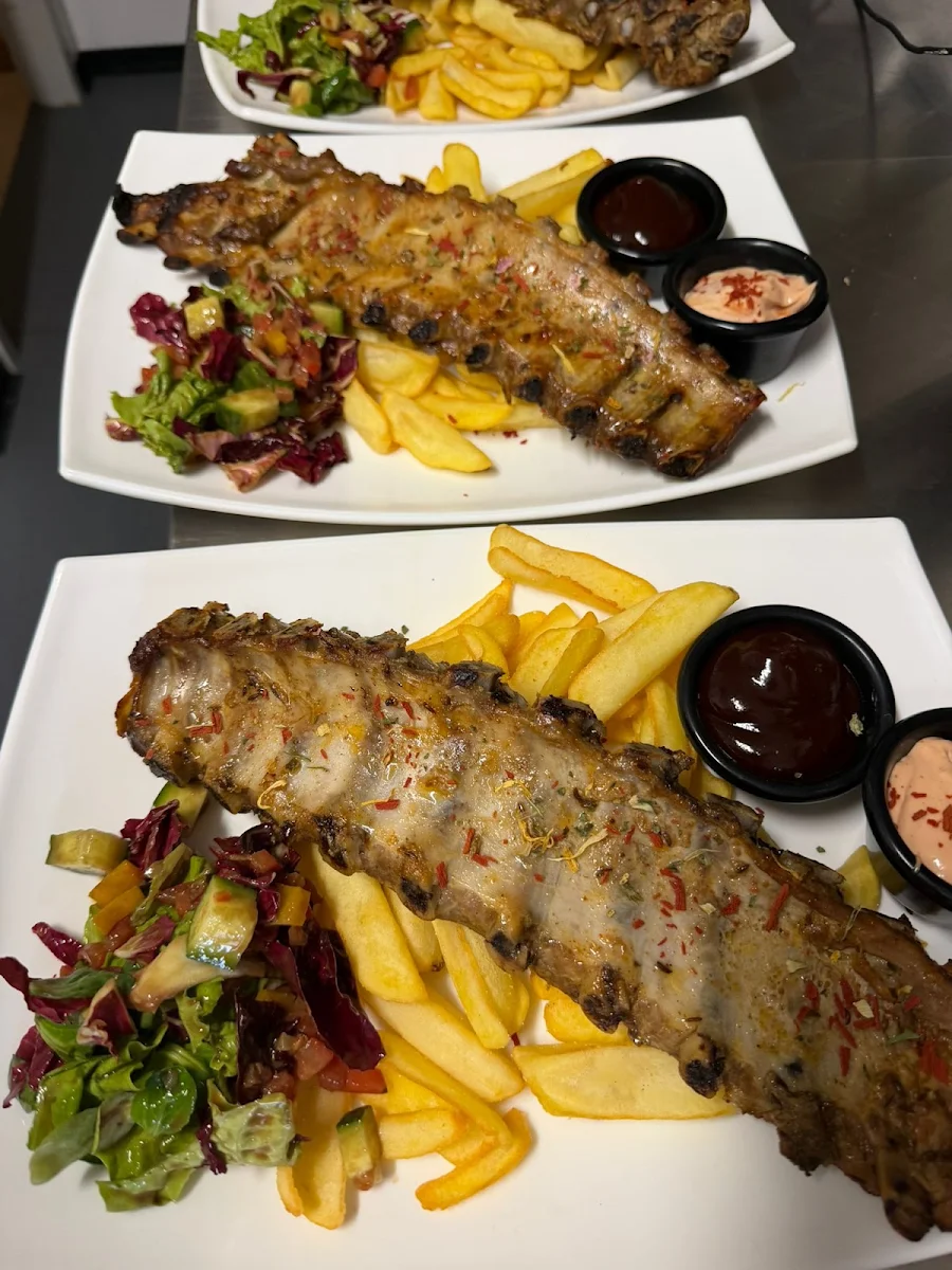 Essen und Trinken, VIVES - Bistro & Café
