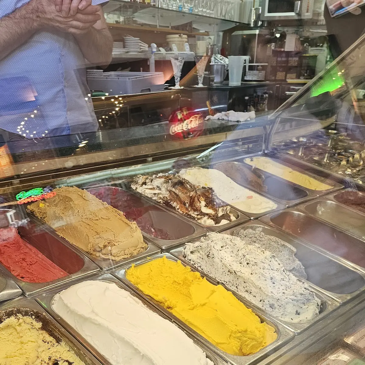 Essen und Trinken, Eissalon Caffè Perrella