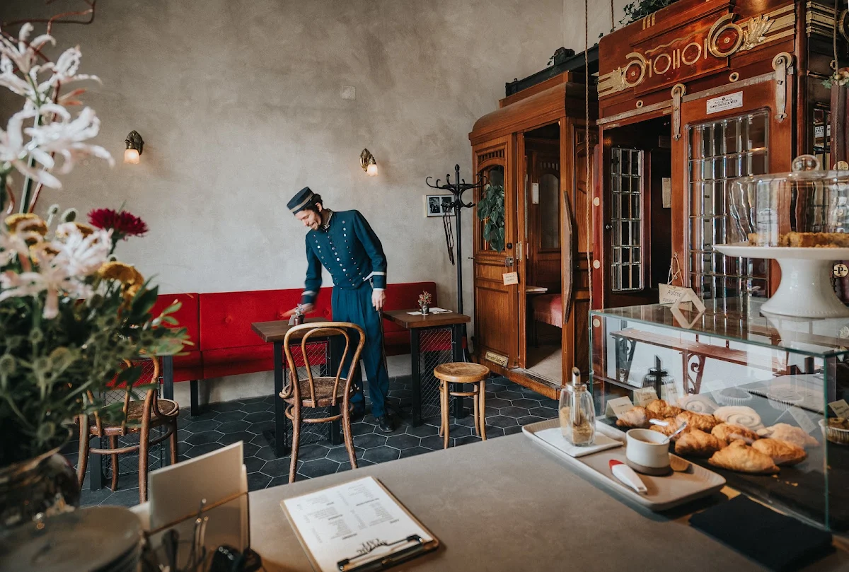 Aufzug Café Titelbild