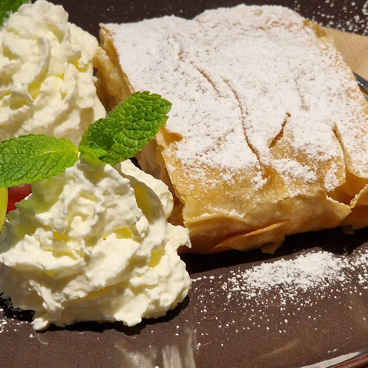 Apfelstrudel Mit Sahne