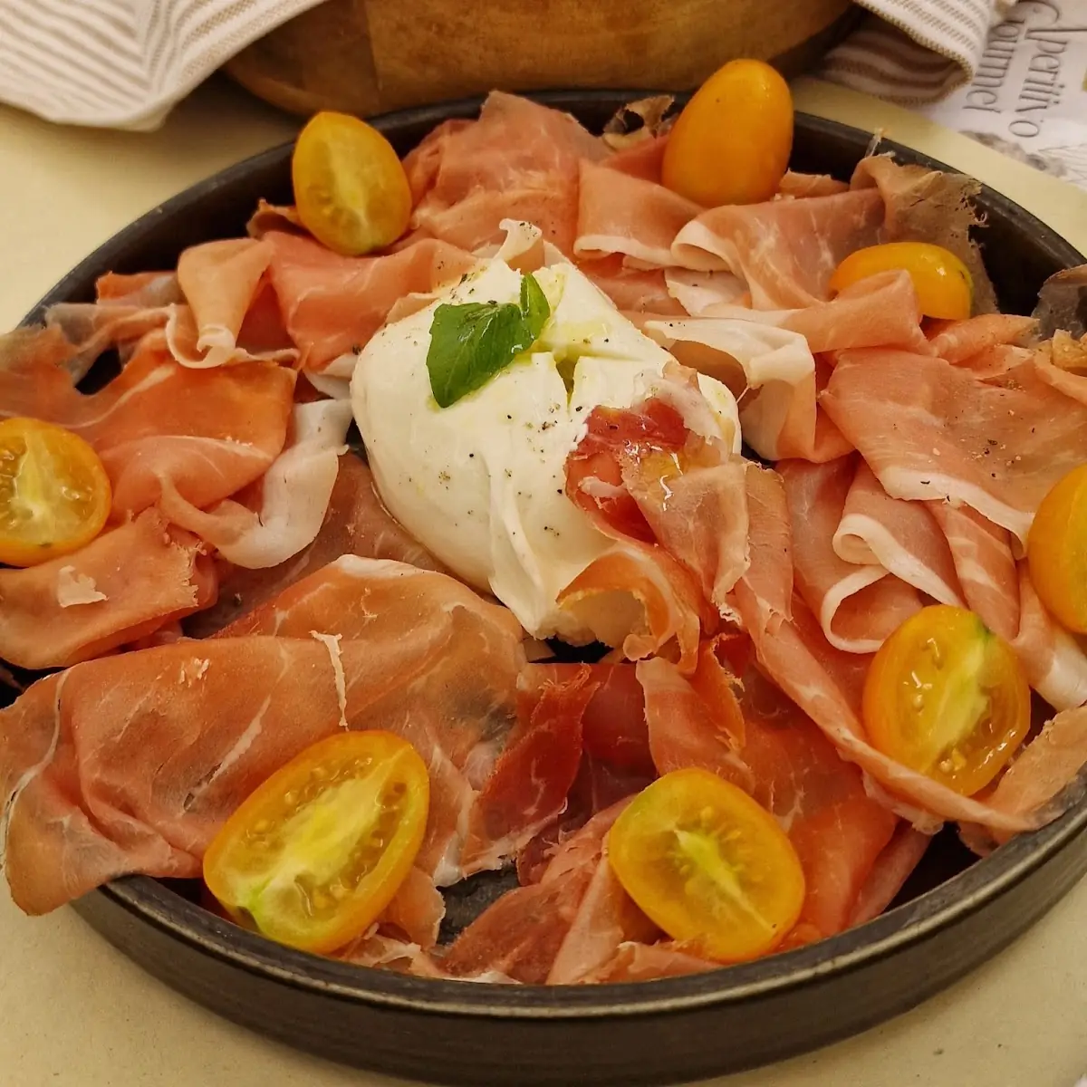 Buratta Mit Prosciutto Und Cocktail