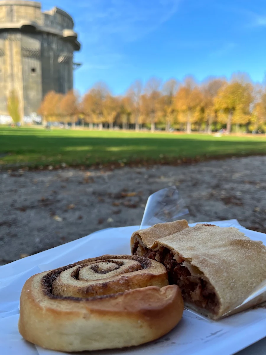 Apfelstrudel Und Zimtschnecke
