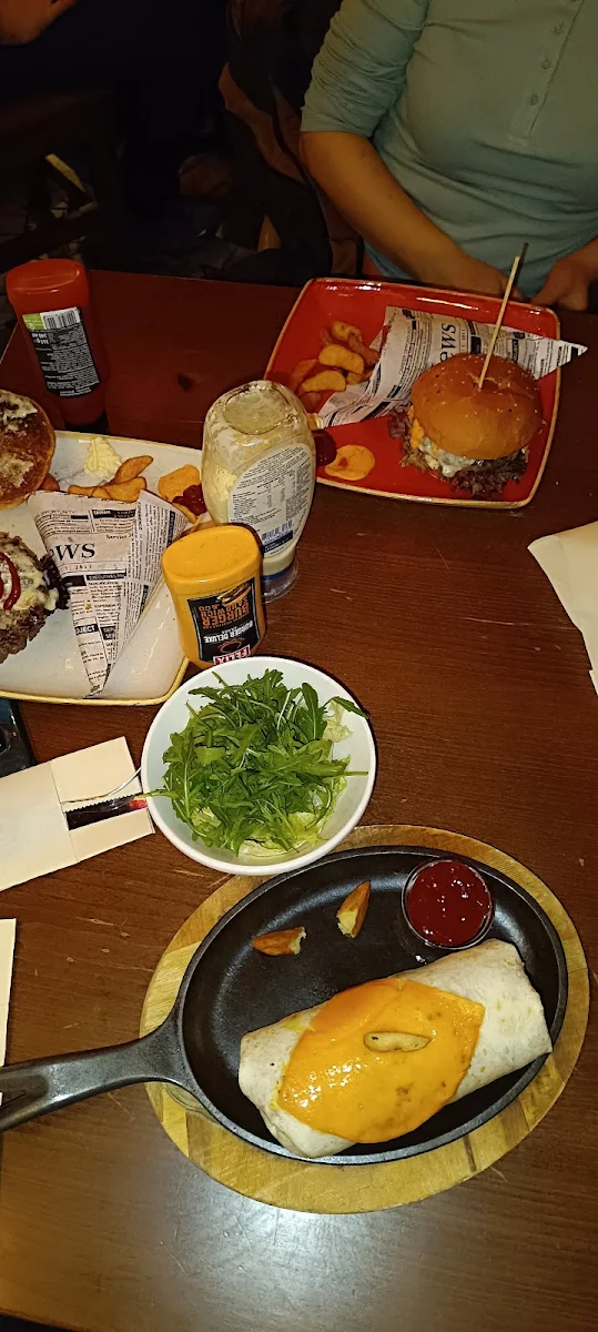 Hamburger Und Gerollte Tortilla Mit Gemüse Und Hähnchen Füllung