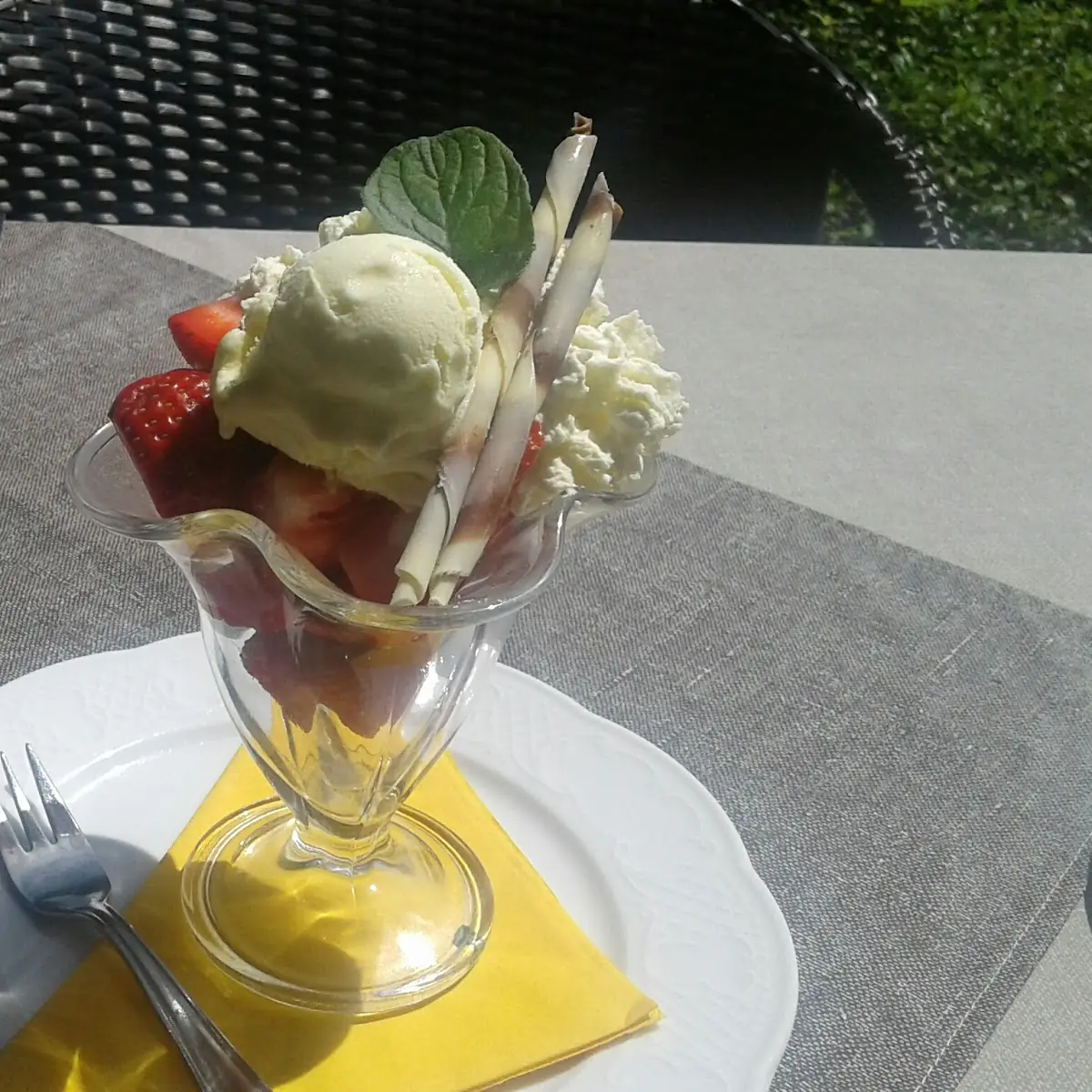 Frische Erdbeeren Mit Vanilleeis Und Schlag