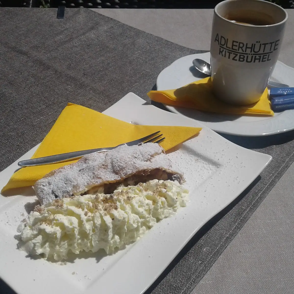 Warmer Apfelstrudel Mit Schlag