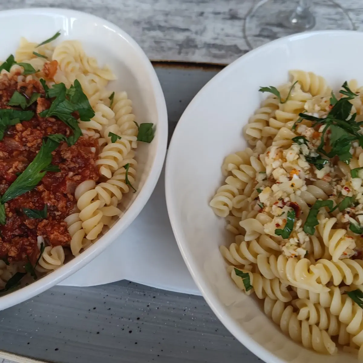 Nudel Duo Fussili Bolognese Und Aglio Olio E Peperoncino