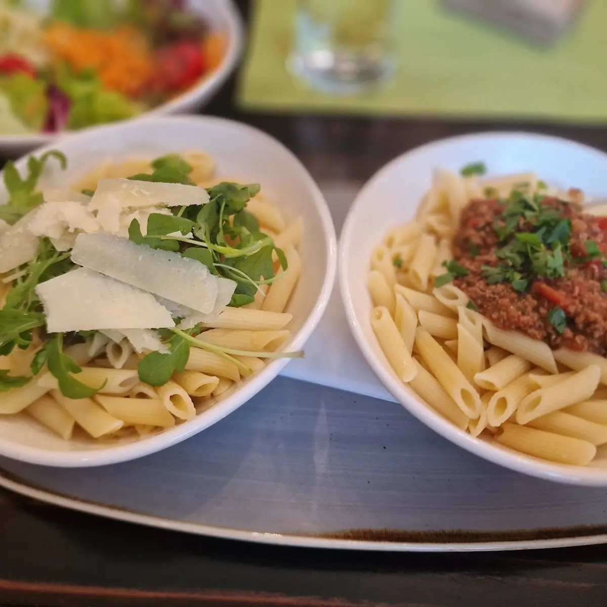 Nudelduo Mit Penne Walnusspesto Und Bolognesesauce