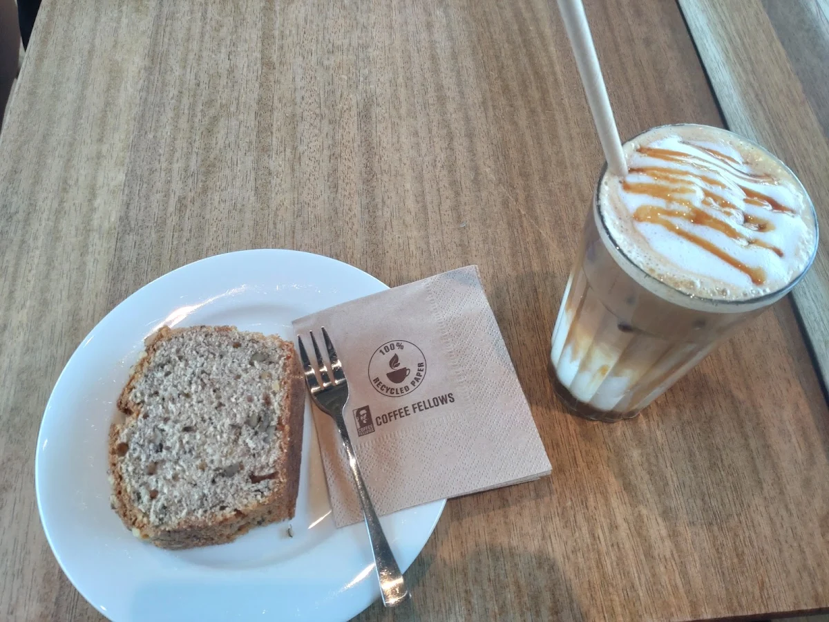 Latte Macchiato Mit Bananenbrot