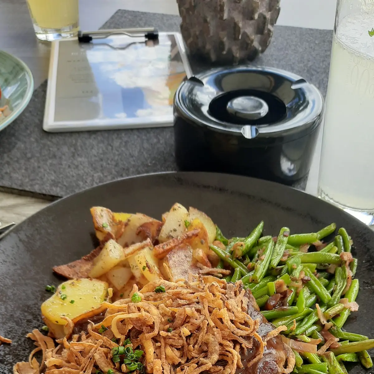 Zwiebelrostbraten Mit Bratkartoffeln Und Speckbohnen