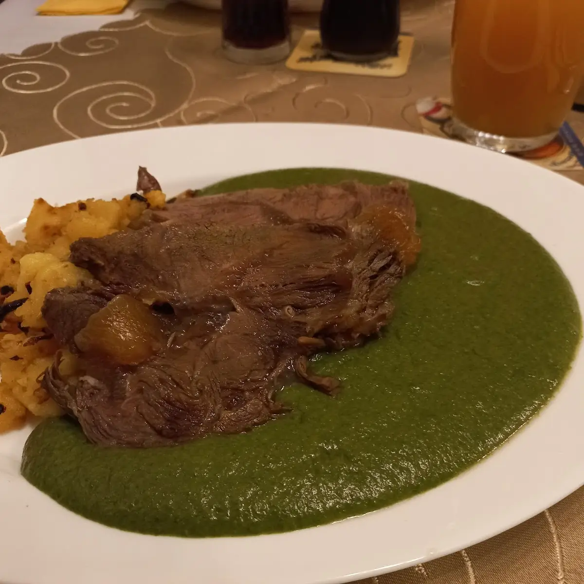 Mittagsmenü Gekochtes Rindfleisch Mit Spinat Und Rösti