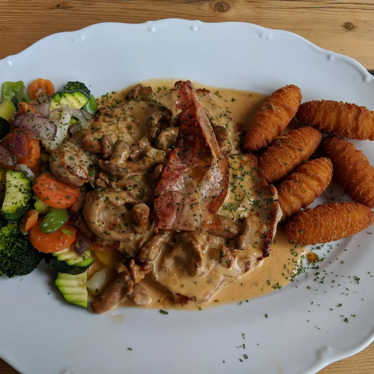 Jägerschnitzel Vom Schwein Mit Kroketten Und Buntem Gemüse