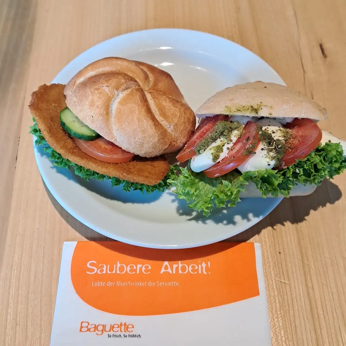 Schnitzelsemmel Und Belegtes Ciabatta