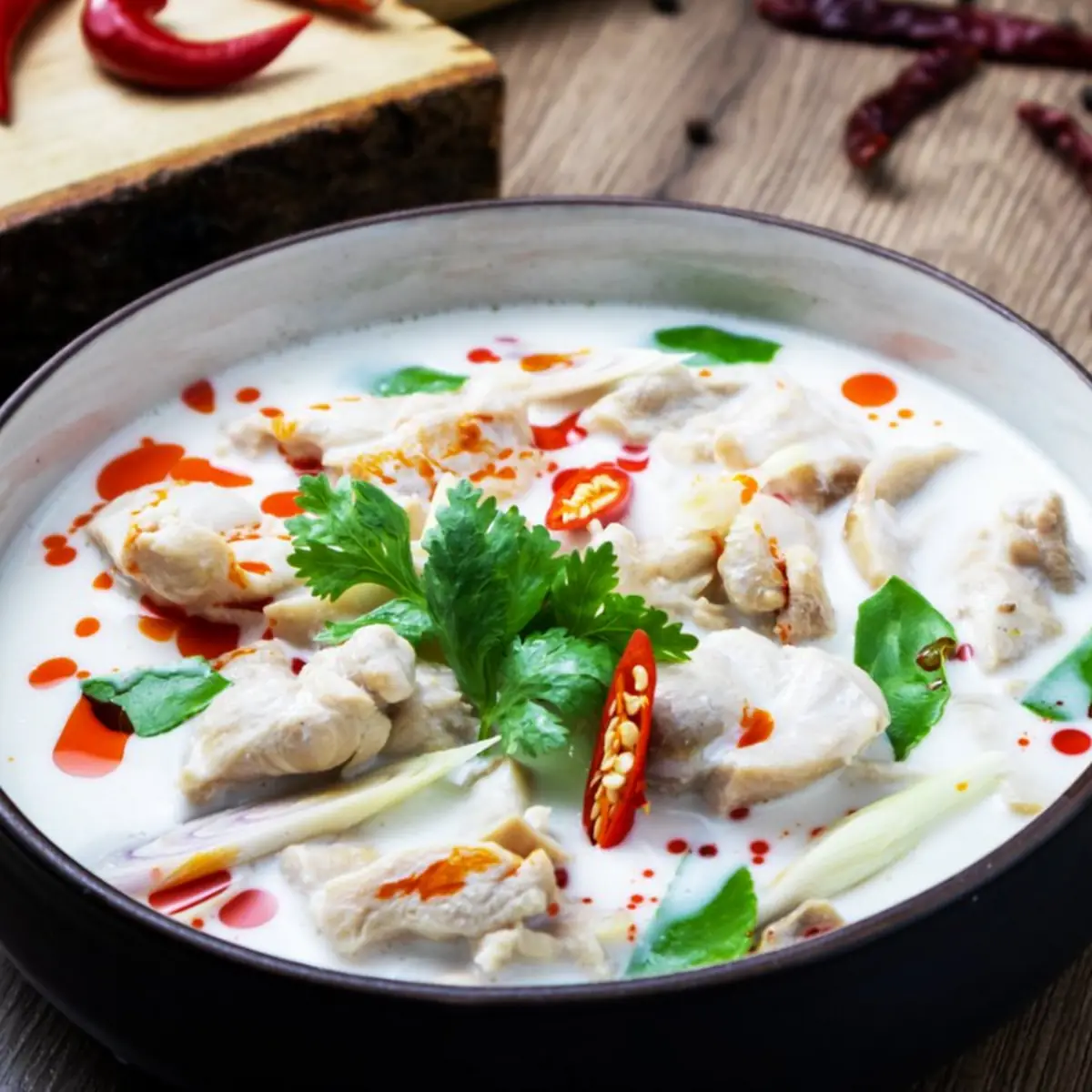 Tom Kha Gai Suppe Mit Koriender Und Chili Und Reis Gemüse Dazu