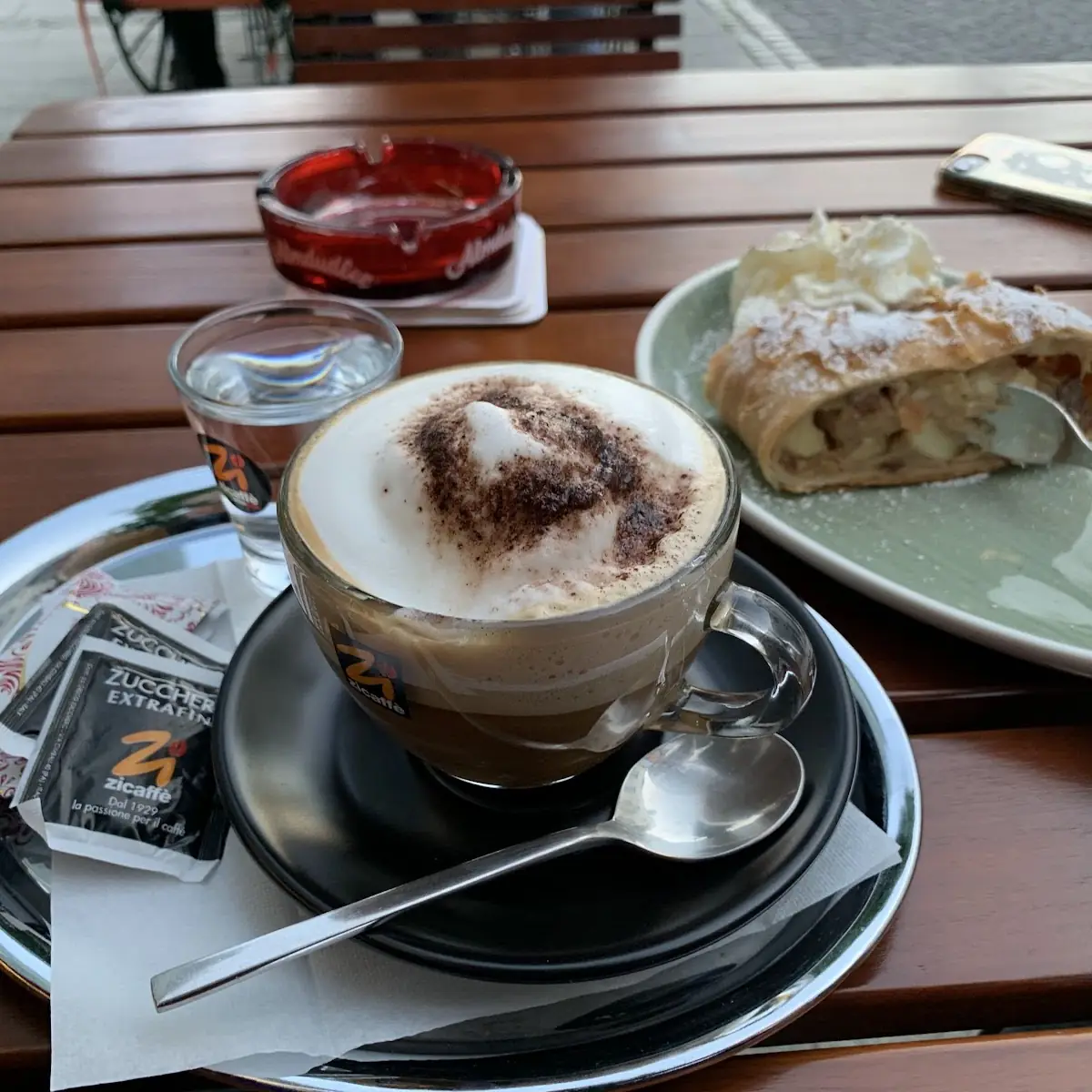 Apfelstrudel Und Cappuccino