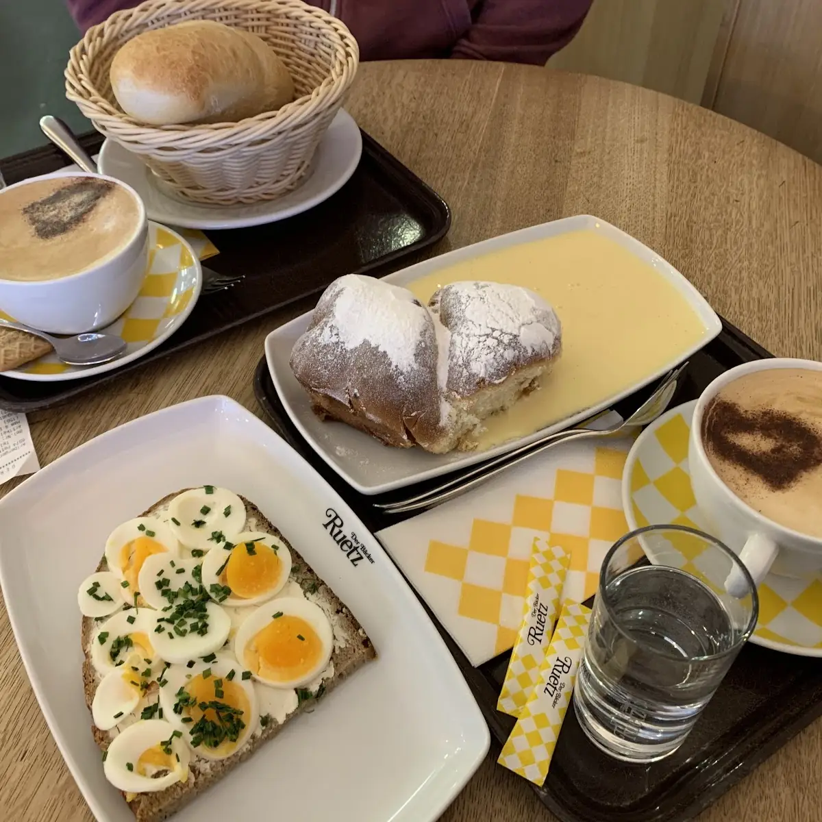 Buchteln Und Eibrot Mit Cappuccino