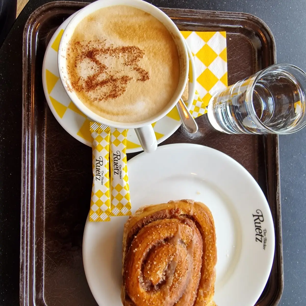 Cappuccino Mit Zimtschleife