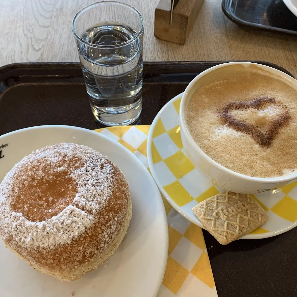 Erdbeer Krapfen Und Cappuccino