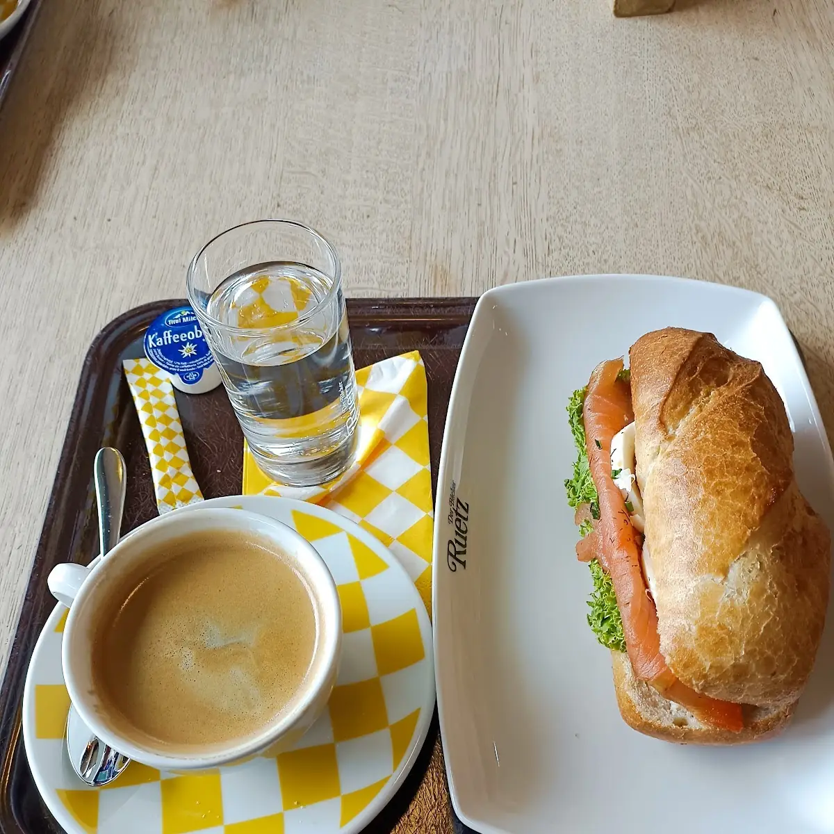 Sandwich Lachs Mit Sahnekren
