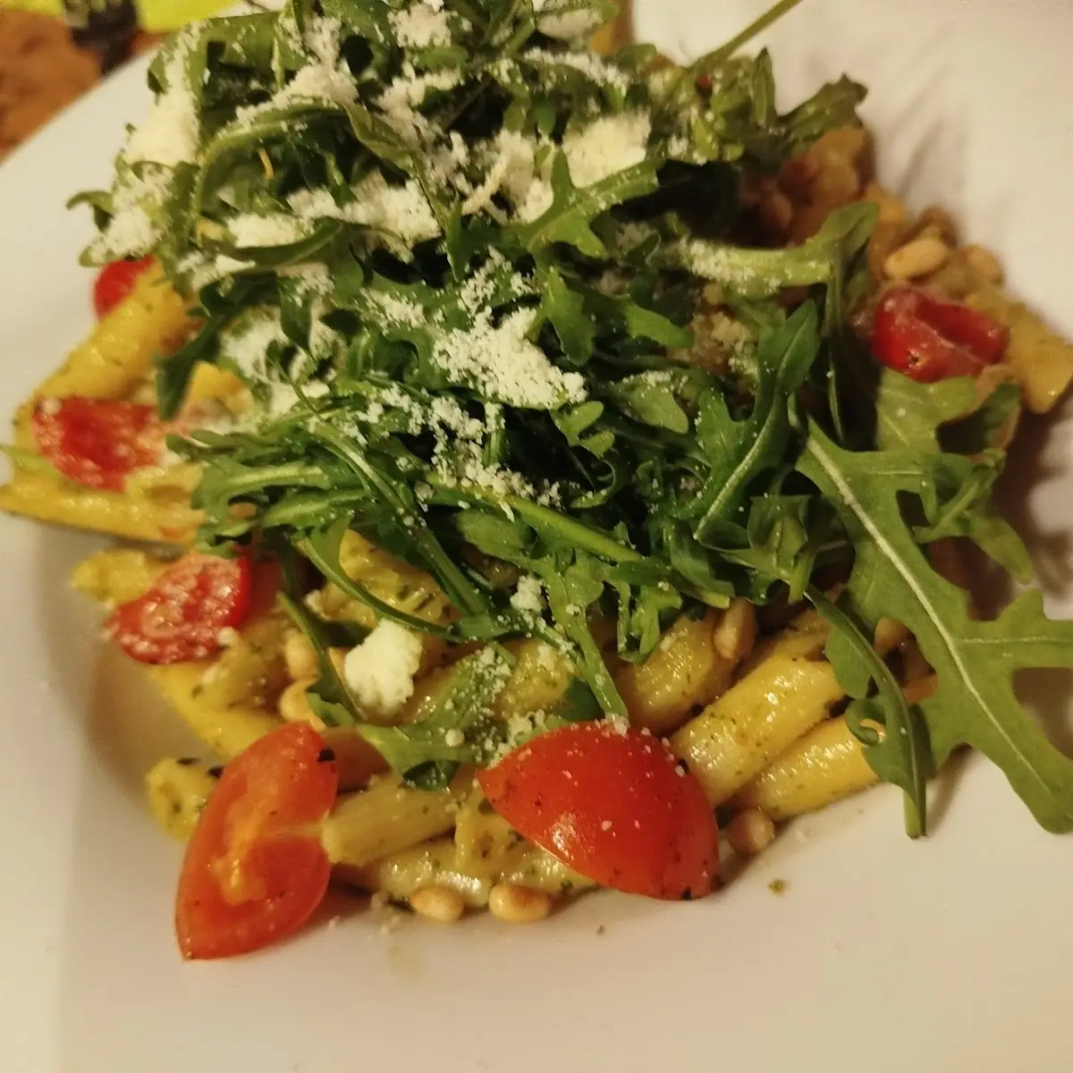 Penne Mit Basilikum Pesto Dazu Rucola Und Gerösteten Pinienkerne