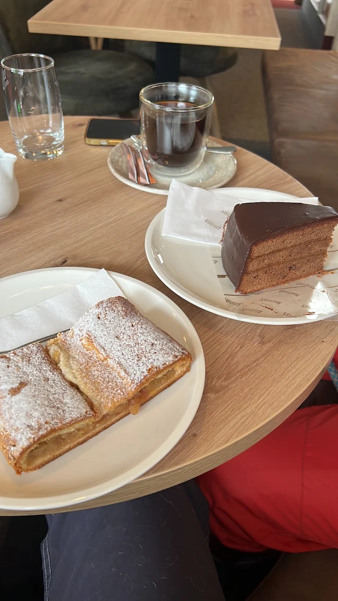 Appelstrudel And Sacher Tarte