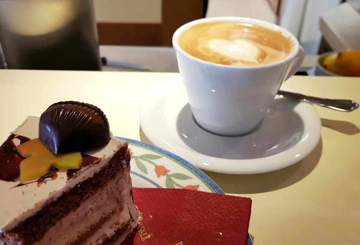 Kastanientorte Und Cappuccino