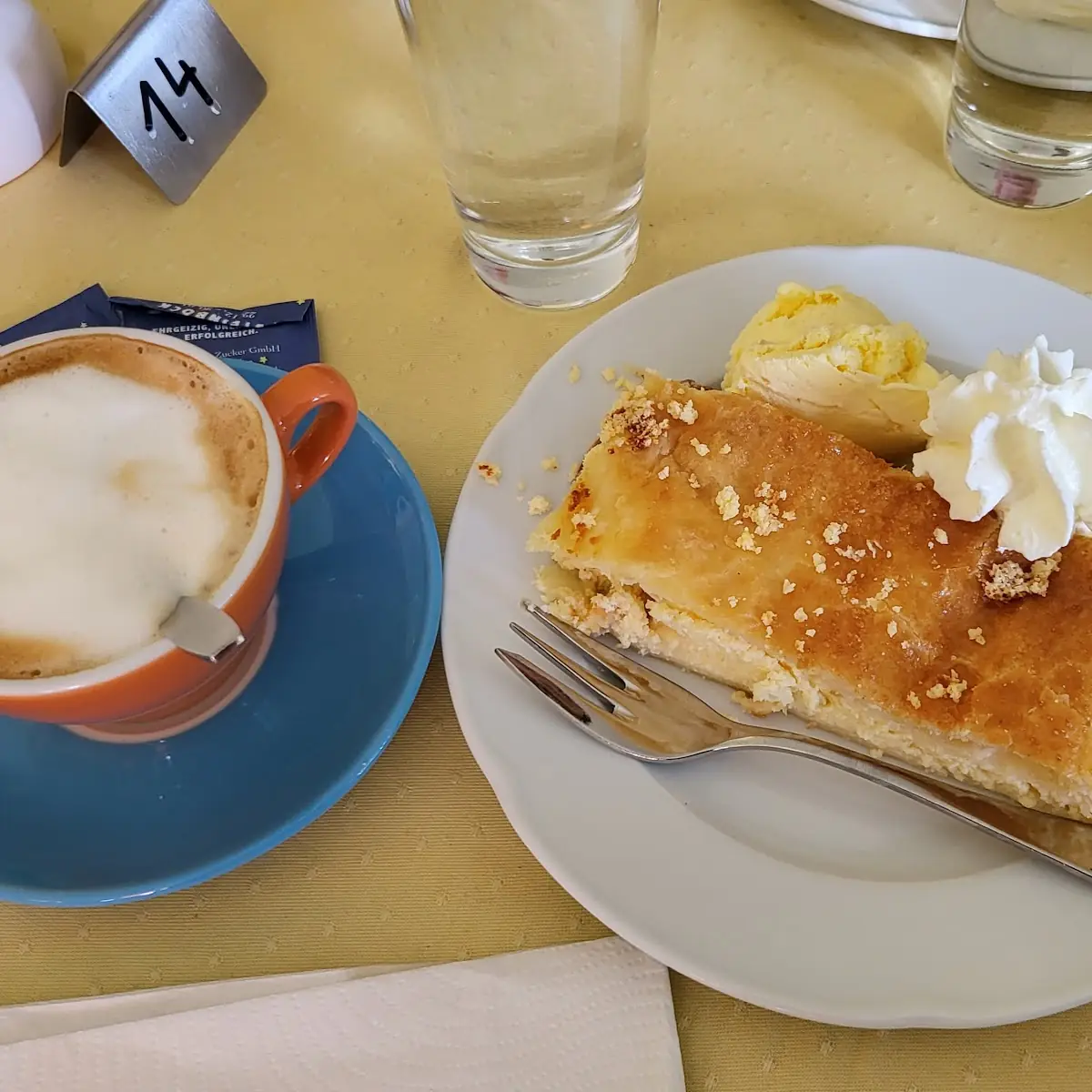 Cappuccino Und Topfenstrudel Mit Vanilleeis War Sehr Sehr Gut Einfach Köstlich