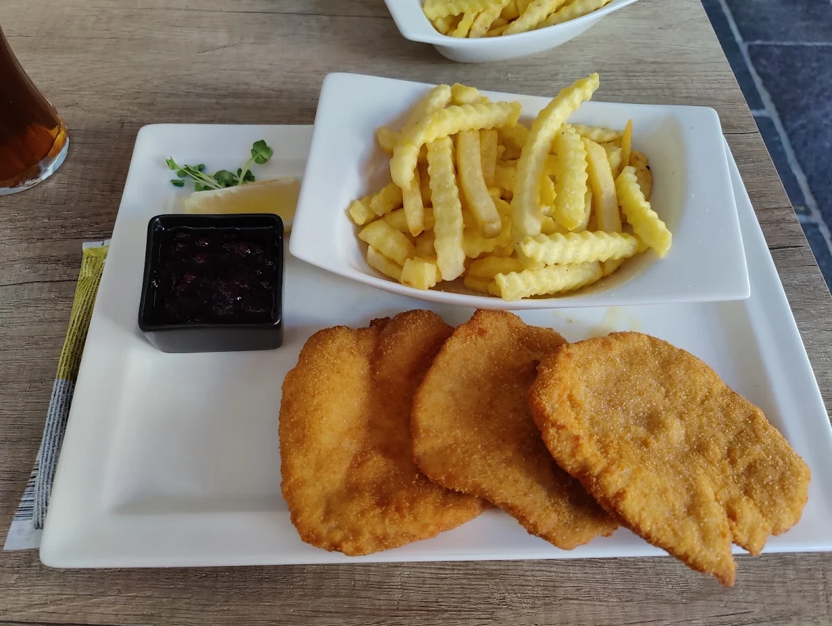 Wiener Schnitzel Mit Pommes