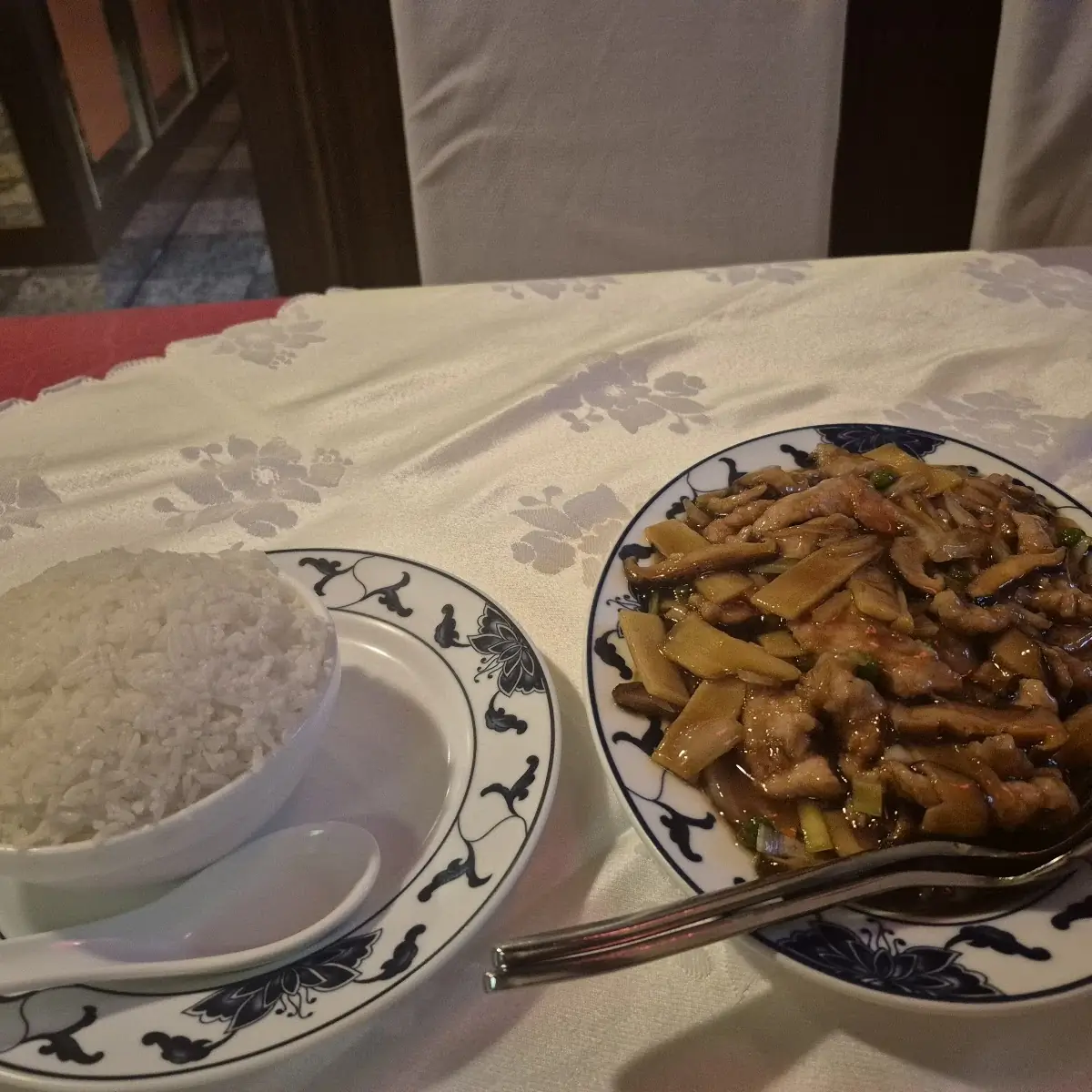 Schweinefleisch Mit Bambus Und Pilzen