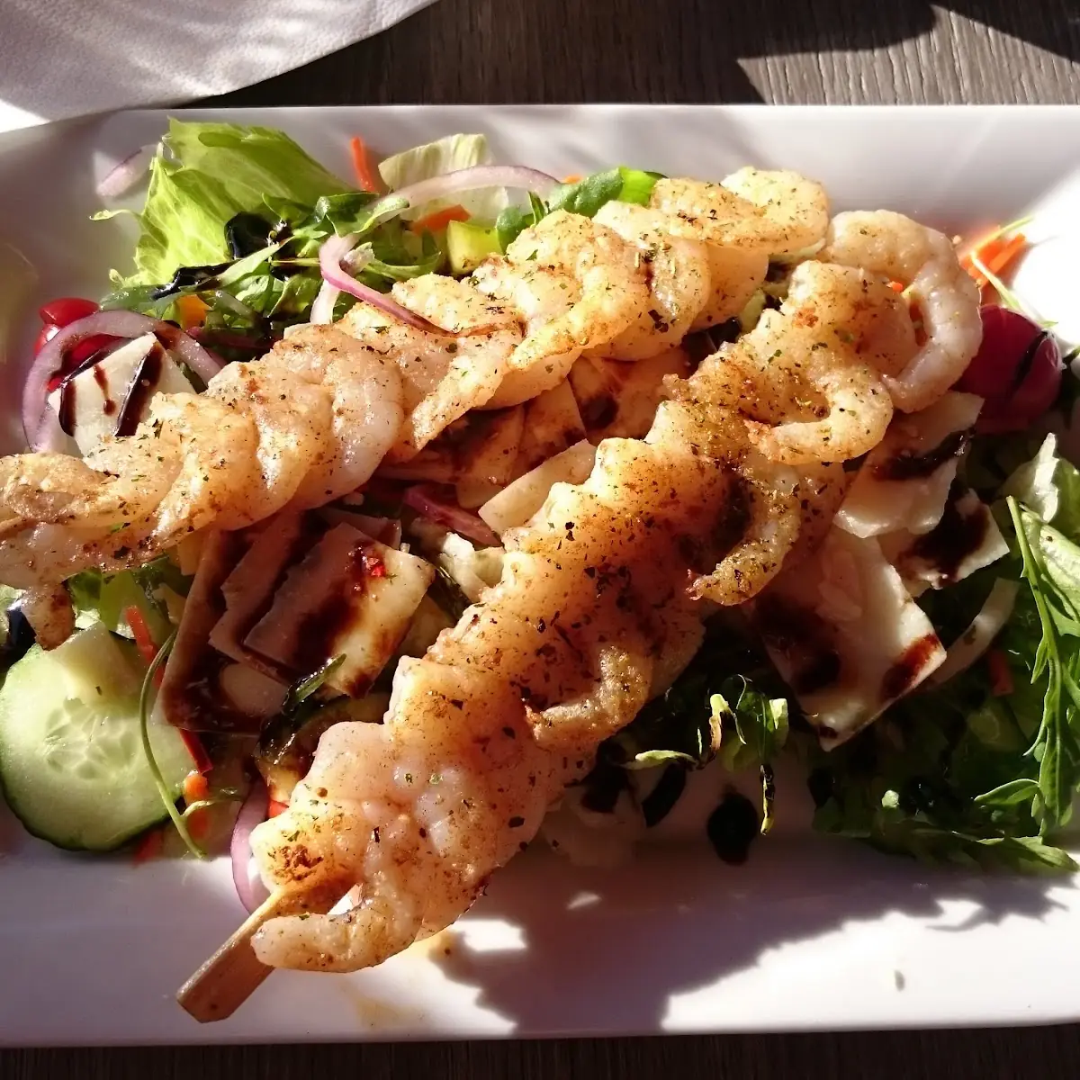Scampi-spiess Salat