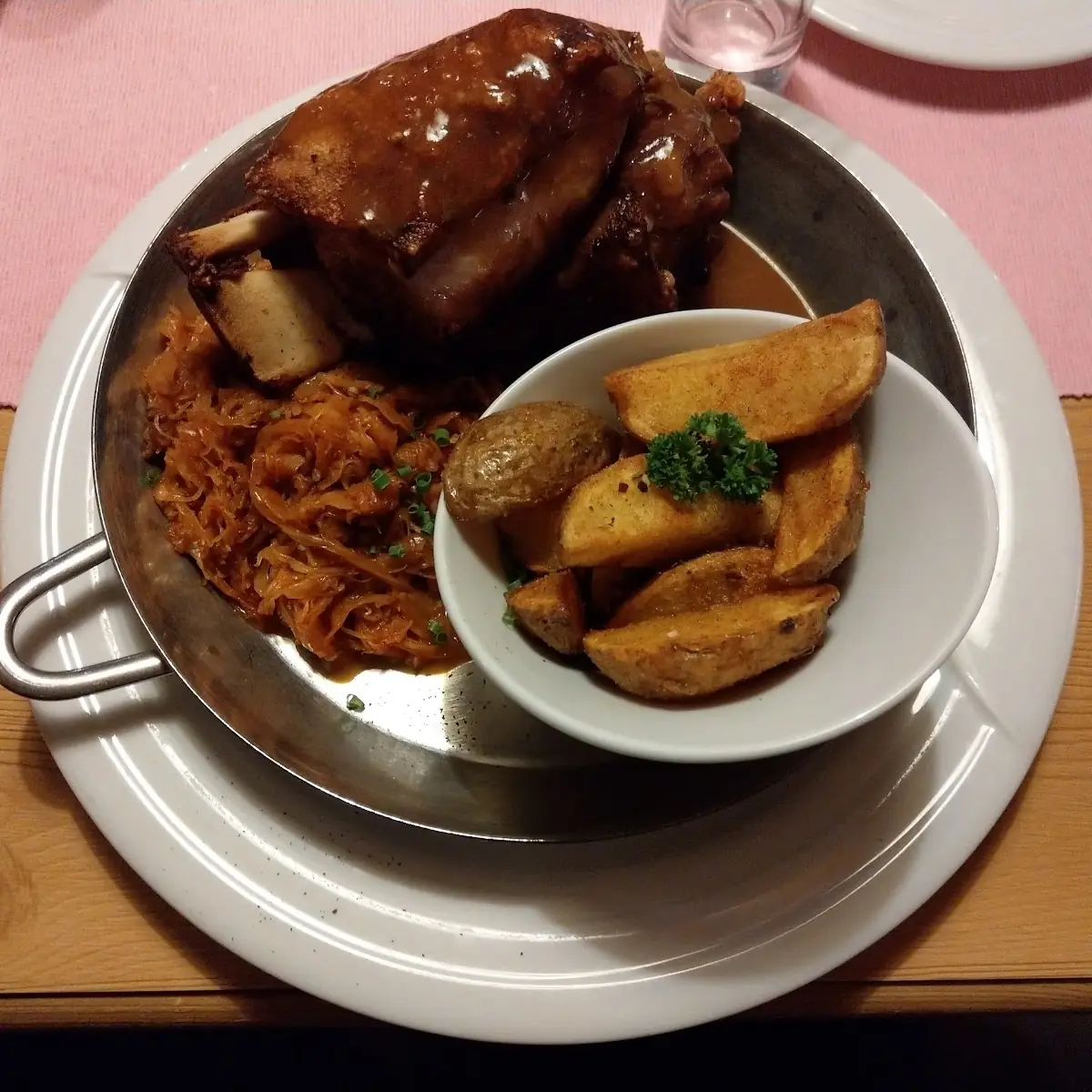 Stinco Di Maiale Con Crauti E Patate Al Forno
