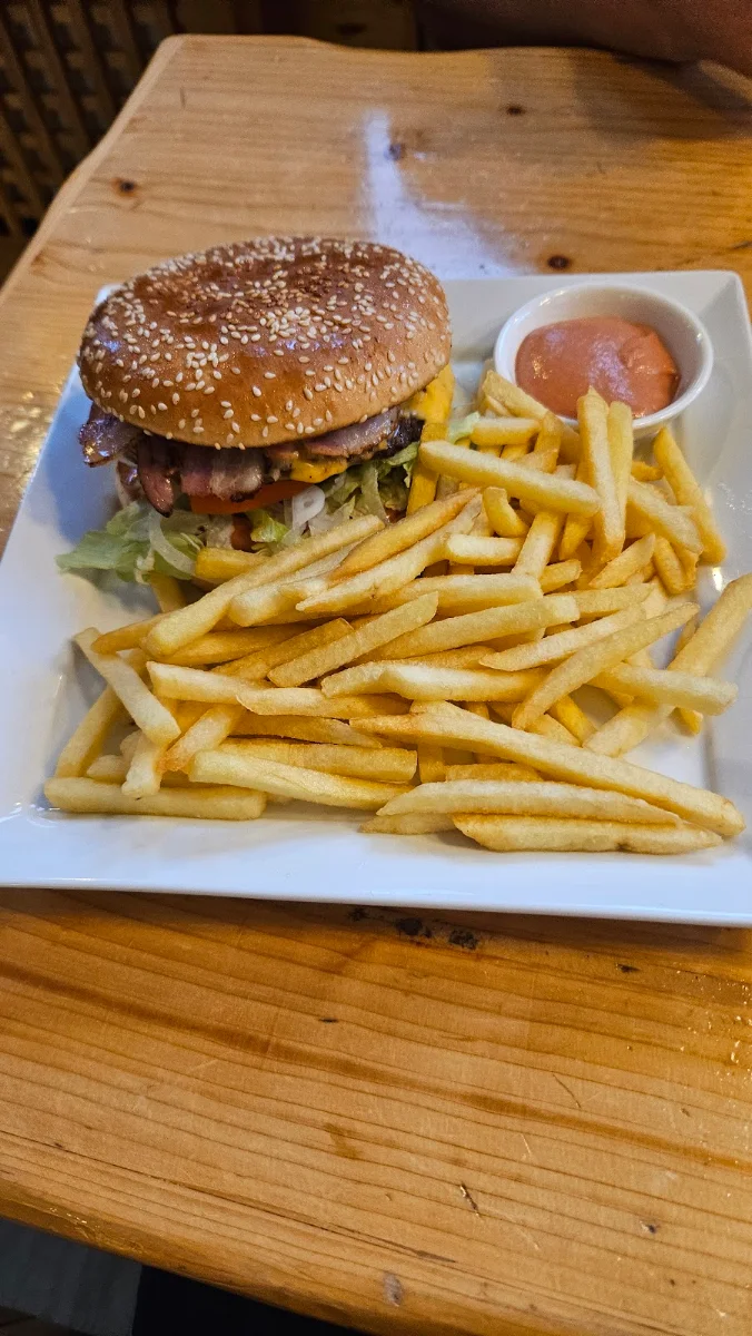 Cheeseburger & Baconburger Mit Pommes