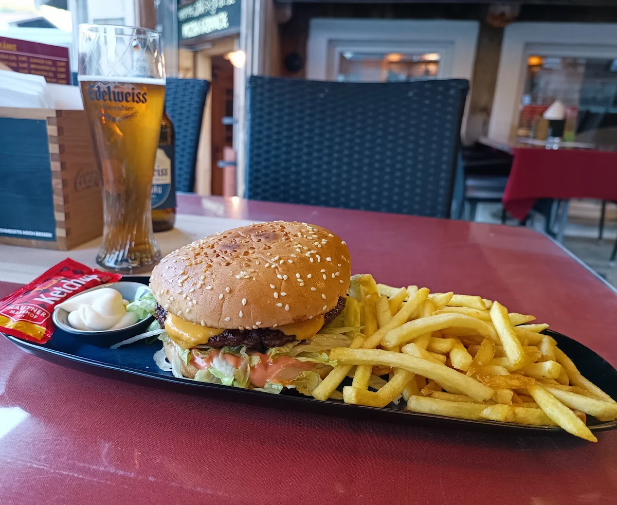 Cheeseburger Mit Pommes
