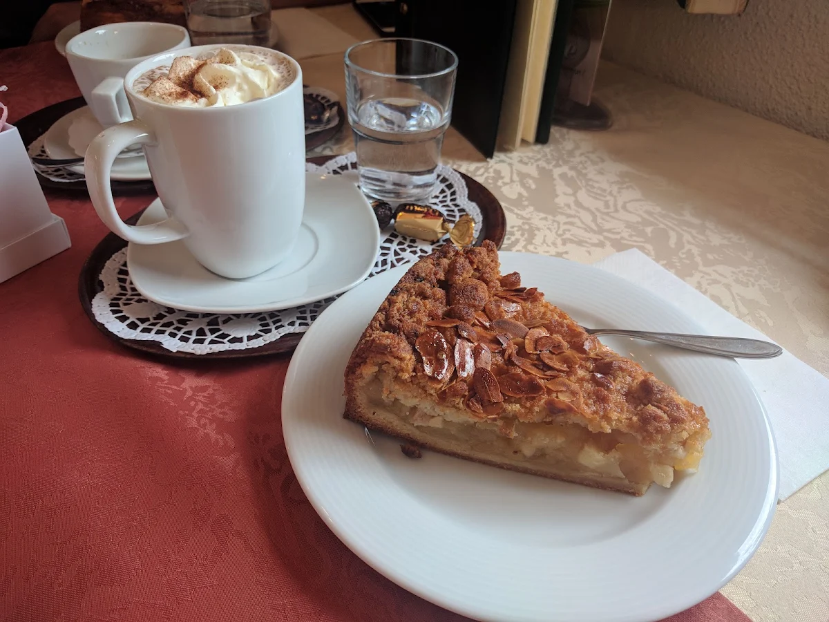 Cappuccino Und Gedeckter Apfelkuchen