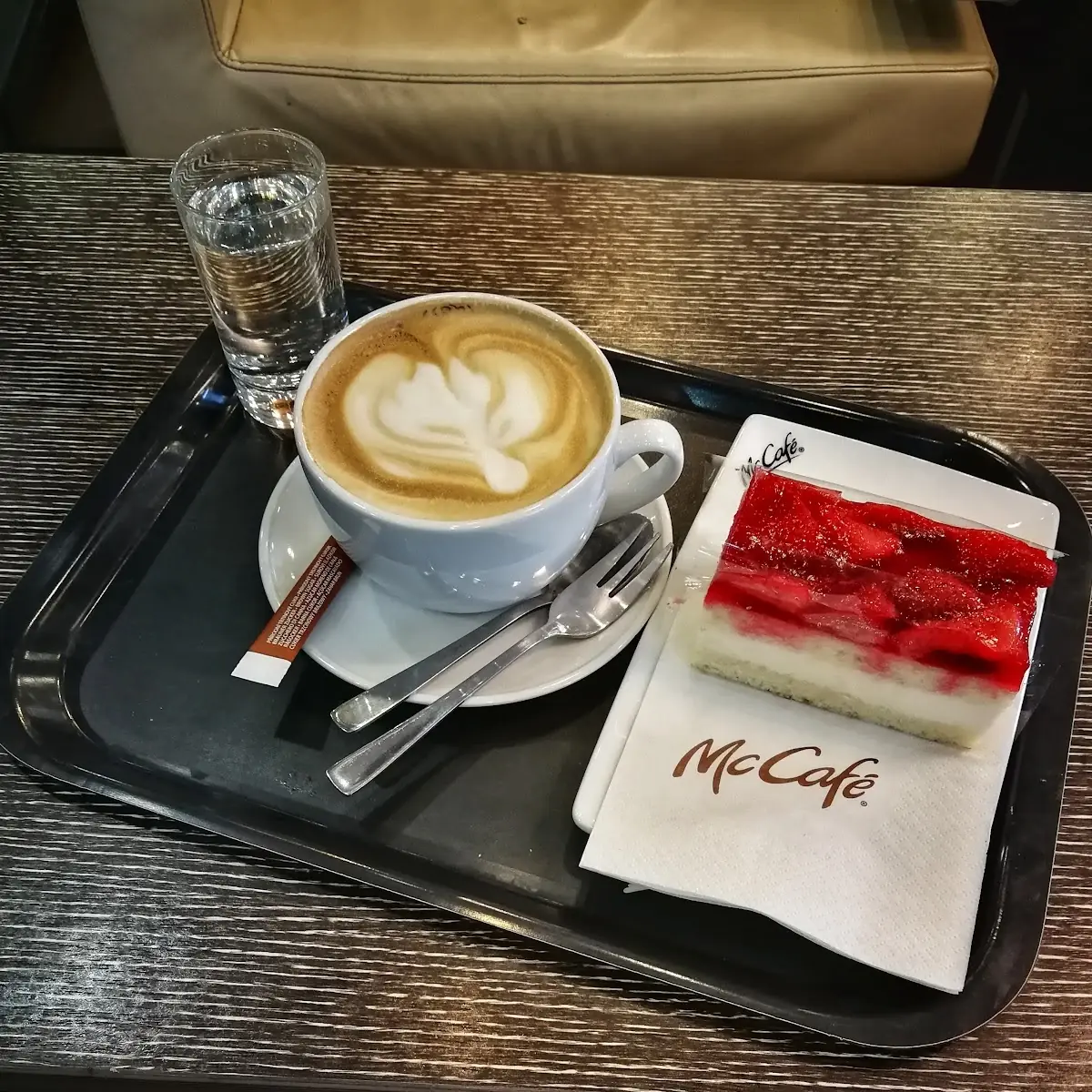 Cappuccino Und Erdbeerschnitte
