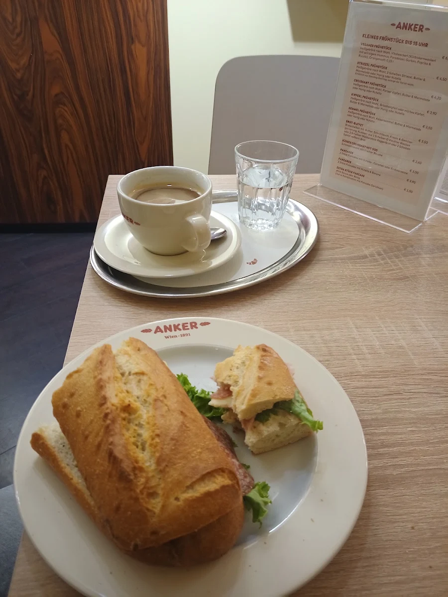 Panino Salame E Insalata Caffe