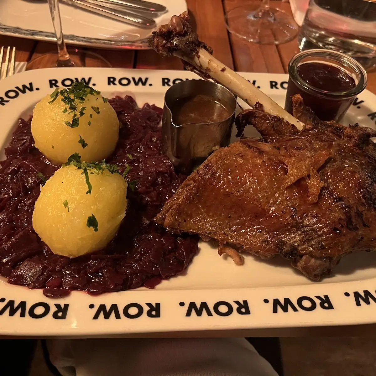 Gansl Rotkraut Erdäpfelknödel Orangenscheiben Saft