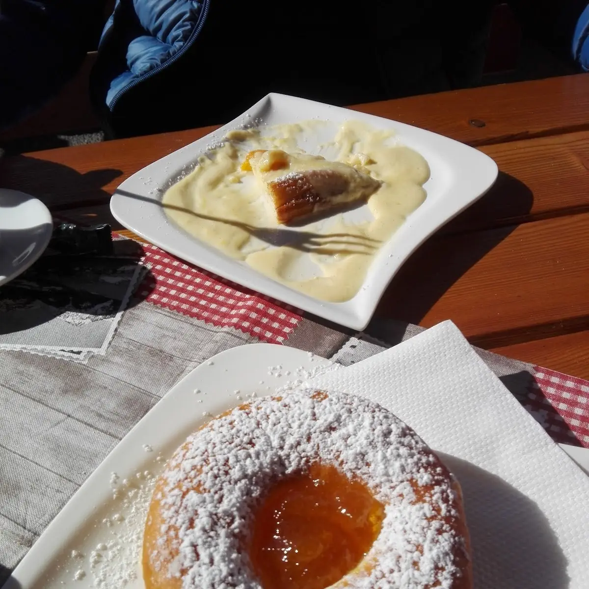 Näherbringen Und Topfenkuchen Mit Vanillesauce